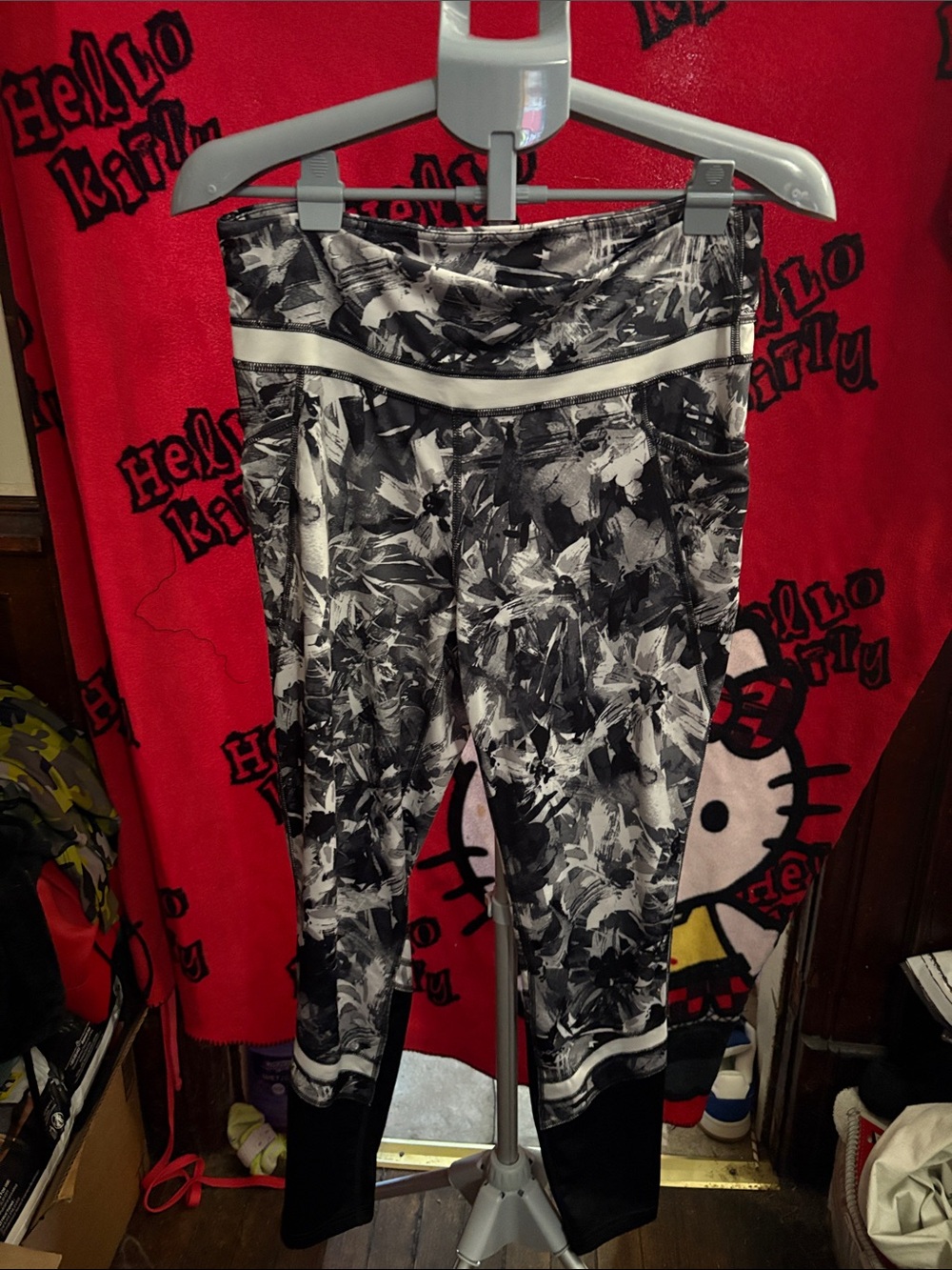 Women's Black & White Printed Capri Leggings